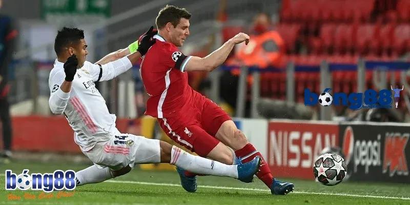 Kỹ thuật tắc bóng khi tiếp cận đối thủ