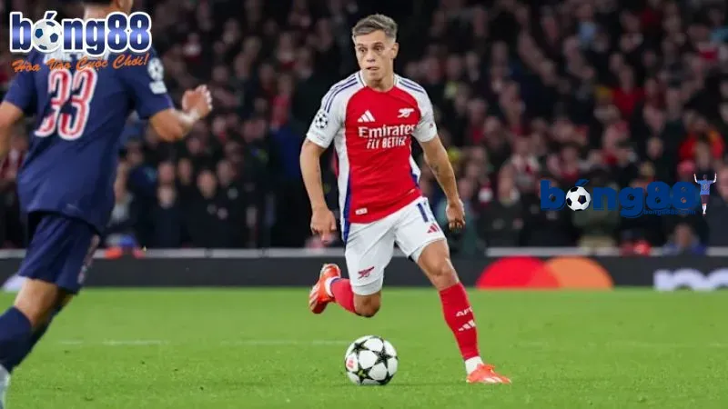 LW gây sức ép lên hàng phòng ngự của đối thủ